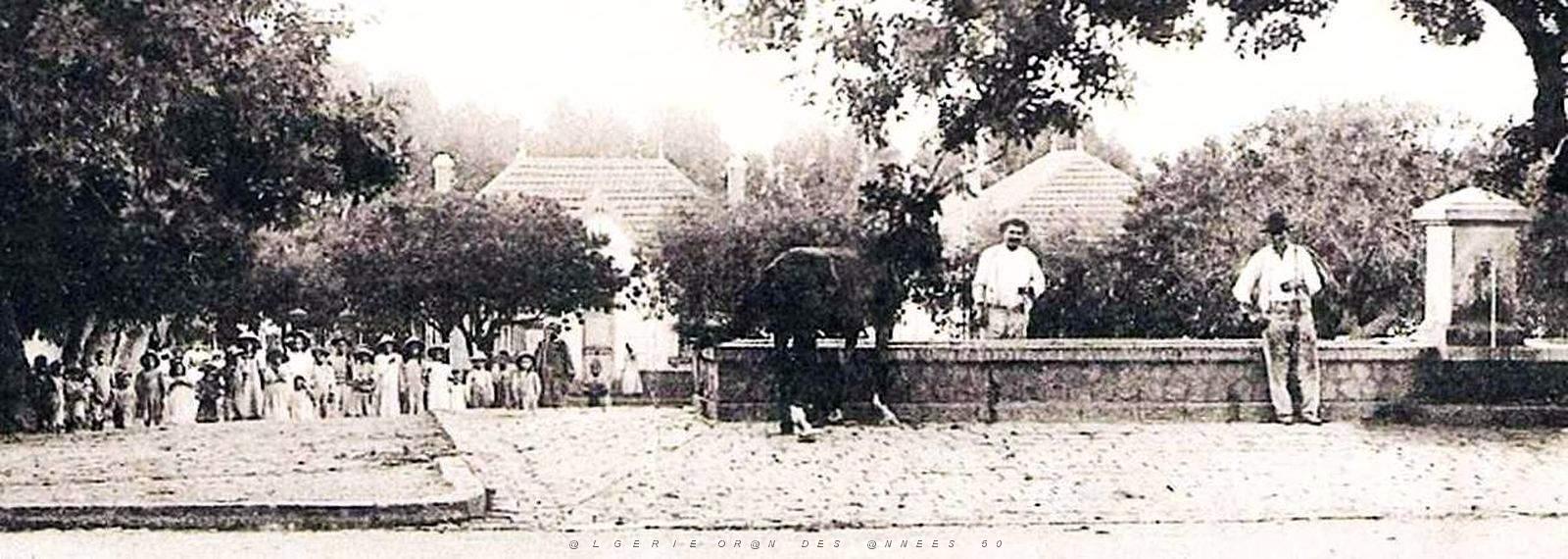 808- Dupleix - Place du village - Mairie et ecoles2.jpg